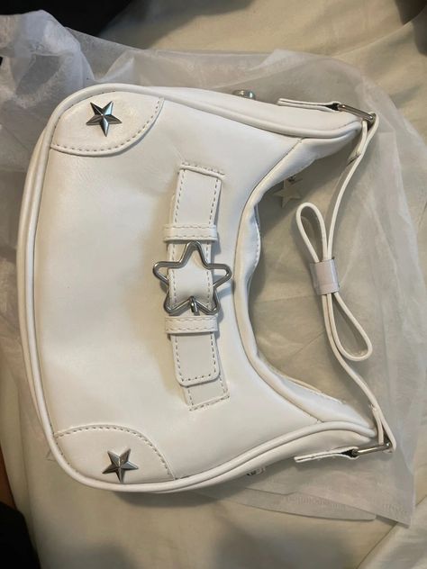 White Star Bag Cute Y2k Bags, White Bag Aesthetic, Cute Bags And Purses, White Purse Outfit, Cute Bag Charms, Star Bags, Shoulder Bag Aesthetic, Y2k Bags, Y2k Handbag