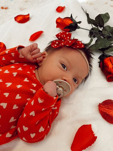 •White blanket & fake roses from the dollar tree for photo idea!! •onesies from Old Navy #babygirl #babyphotography #baby #babyphotoshootideas #babyoutfit #cute #valentineday #valentinedaybaby #babyvalentinedayoutfit #valentine #love #hearts #1stvalentineday #flowers February Baby Photoshoot, Mama And Baby Valentine Photos, Newborn Photography Valentines Day, Valentine’s Day Newborn Photo Shoot, Baby Cupid Photoshoot Valentines Day, Baby Valentines Day Outfit, New Born Baby Girl Photoshooting Valentine, Galentines Day Ideas, February Baby