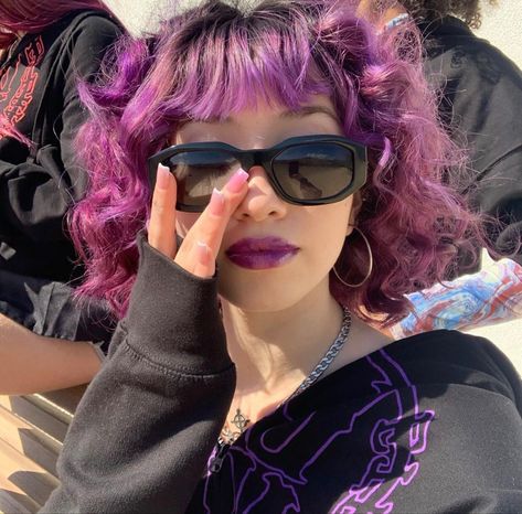 Hair Inspo Short, Curly Purple Hair, Short Purple Hair, Pink Purple Hair, Dark Purple Hair, Dyed Curly Hair, Dyed Hair Purple, Hair Dyes, Dyed Hair Inspiration