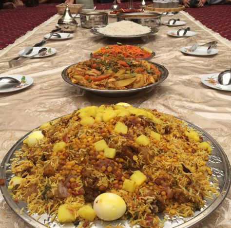 Machboos Recipe, Arab Dishes, Yemeni Food, North African Food, Rice Dishes Recipes, Cultural Foods, Afghan Food, Afghan Food Recipes, Middle East Recipes