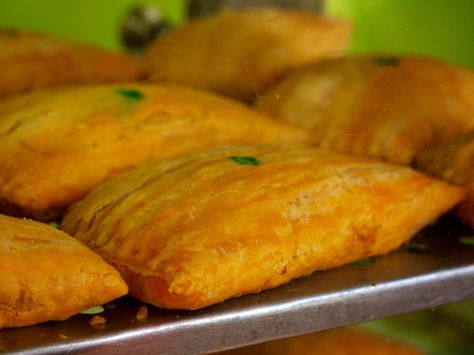 Dominican Cooking, Jamaican Patties, Beef Patties Recipes, Jamaican Beef Patties, Jamaican Patty, Meat Pie Recipe, Jamaican Cuisine, Jamaican Dishes, Beef Patties