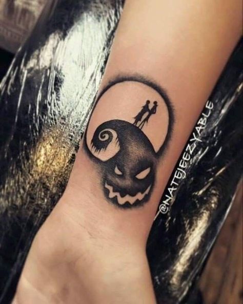 Davinci Tattoo, Tim Burton Tattoo, Tatuagem Masculina Pequena, Nightmare Before Christmas Tattoo, Tato Henna, Christmas Tattoo, Spooky Tattoos, Halloween Tattoo, Horror Tattoo