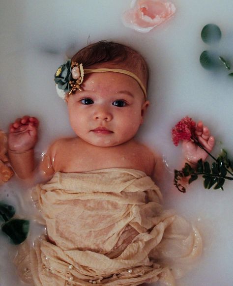 Sunflower Milk Bath Baby Girl, Baby Girl Photoshooting Spring, 6 Month Milk Bath Photoshoot, 4 Month Old Photoshoot Ideas, Four Month Photoshoot, One Month Old Baby Pictures February, June Newborn Pictures, 6 Month Flower Photoshoot, Mommy And 6 Month Old Photos