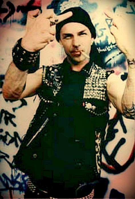 words cannot explain the love i have for him and his music. Rock Bands Photography, Punk Mohawk, Tim Armstrong, Traditional Goth, Punk Baby, Punk Boy, Punk Culture, Band Photography, Punk Rock Bands