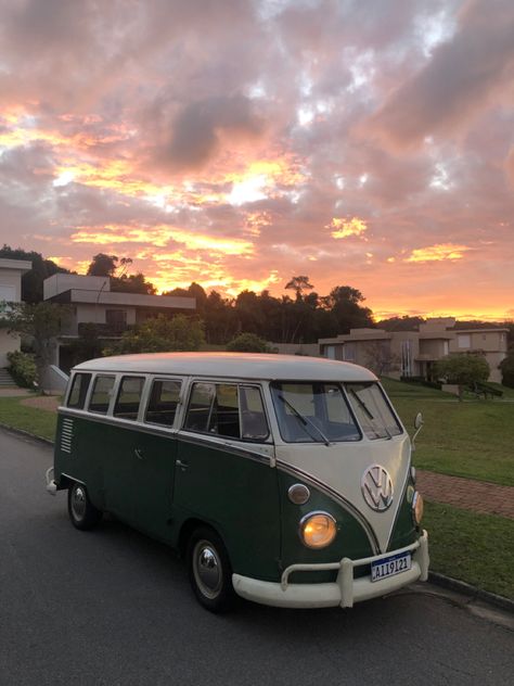 #kombi Volkswagen Type 2 Aesthetic, Vintage Volkswagen Bus, Volkswagon Van, Vans Aesthetic, Van Vw, Vw Camper Van, Volkswagen Vans, Camper Van Life, Volkswagen Van