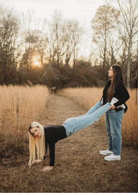 Sibling Photography Poses, Sibling Photo Shoots, Foto Best Friend, Funny Family Photos, Awkward Pictures, Senior Photoshoot Poses, Sisters Photoshoot Poses, Senior Photography Poses, Sister Poses