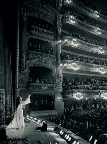 Joan Sutherland at her debut at the Old Met in Lucia | [photographer unknown] I saw her here at the Old Met, Lucia di Lamamore. Joan Sutherland, La Traviata, Christine Daae, A Night At The Opera, Maria Callas, Theatre Life, Opera Singers, Foto Art, Theatre Kid