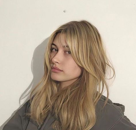 Hailey Bieber Blonde, Celebrities Without Makeup, Hailey Rhode, 90s Hairstyles, Long Hair With Bangs, Brown Blonde Hair, Without Makeup, Hailey Bieber, Layered Haircuts