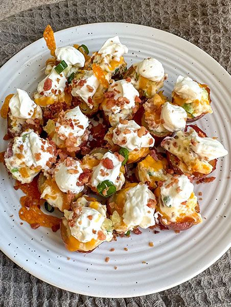 Irish Potato Bites Potato Skins Bites, Irish Potato Bites Appetizers, Potato Farls Irish, Irish Potato Nachos, Irish Potato Bites, Irish Appetizers, Irish Potato Salad St. Patrick's Day, Irish Potato, Baby Red Potatoes