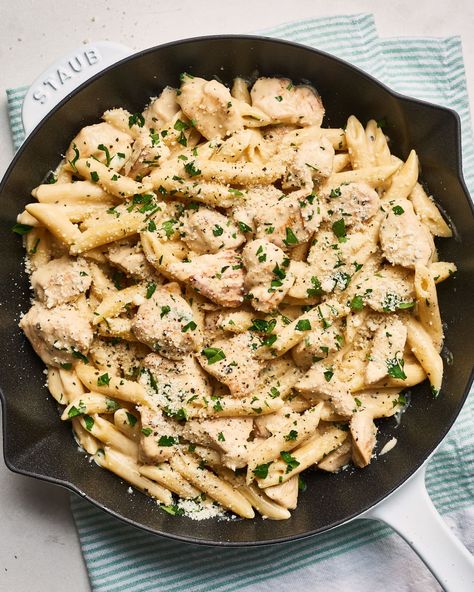 Easy Chicken Alfredo Pasta, Chicken Alfredo Sauce, Panini Recipes Chicken, Braised Chicken Breast, Resep Pasta, Chicken Shawarma Recipe, Pasta Recipes Alfredo, Pasta Alfredo, Chicken Skillet