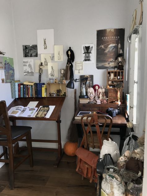 Small Art Studio Aesthetic, Art Corner Bedroom Small Spaces, Artist Apartment, Writing Room, Art Corner Bedroom, Room Aesthetic Dark, Artist Bedroom, Student Room, Bedroom Corner