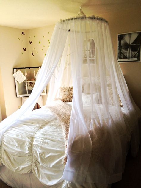 Canopy bed made with hula hoop Vanlife Aesthetic, Girls Canopy, Girls Bed Canopy, Comfortable Bedroom Decor, Bedroom Romantic, Beds Ideas, Canopy Beds, Stylish Bedroom Design, Canopy Bedroom