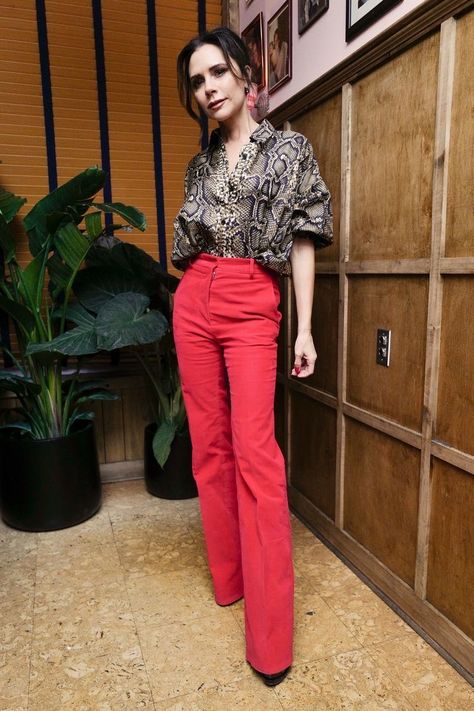 Red Trousers Outfit, Outfit Pantalon Rojo, Pants Inspiration, Fashion Facts, Victoria Style, French Outfits, Victoria Beckham Outfits, Victoria Beckham Style, Victoria Fashion