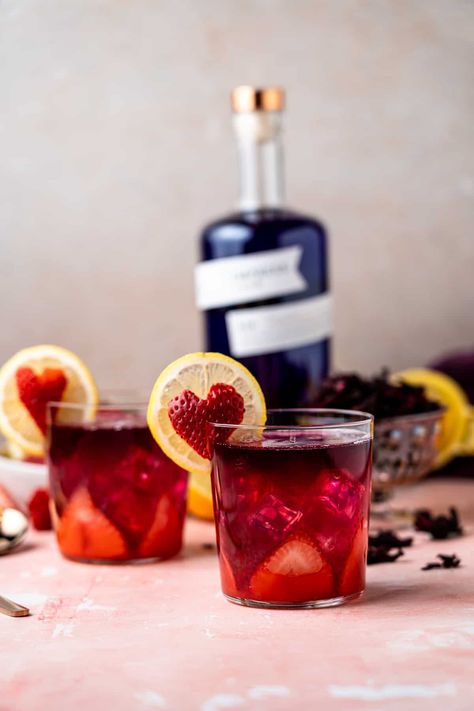 Love Potion (Gin, Strawberry and Hibiscus Cocktail) - Leisure Fan Club Hibiscus Cocktail, Valentine Cocktails, Cocktail Fruit, Drink Garnishing, Pretty Cocktails, Tea Cocktails, Cocktail Garnish, Mixed Drinks Recipes, Easy Drinks