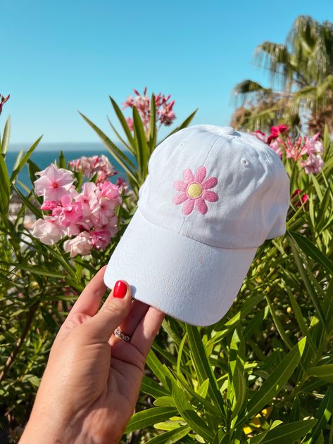 Cute Baseball Hats, Girls Cap, Picnic Outfit, Cute Cap, Hat Aesthetic, Flower Makeup, Pretty Hats, Embroidery Caps, Cute Caps