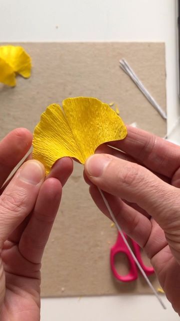 Crepe Paper Leaves, Crepe Flowers, Ginkgo Leaves, Paper Leaves, Crepe Paper Flowers, Diy Crafts Paper Flowers, Ginkgo Leaf, Crafts Paper, Paper Flowers Diy