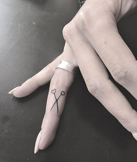 Amp up your finger with a minimalist scissor tattoo. Scissor Tattoo, Cosmetology Tattoos, Tato 3d, Hairstylist Tattoos, Sewing Tattoos, Tiny Finger Tattoos, 16 Tattoo, Tato Minimal, Small Finger Tattoos