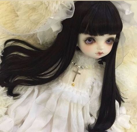 Creepy Doll Aesthetic, Porcelain Doll Aesthetic, Porcelain Doll Makeup, Antique Porcelain Dolls, Broken Doll, The Cardigans, Doll Aesthetic, Haunted Dolls, Gothic Dolls