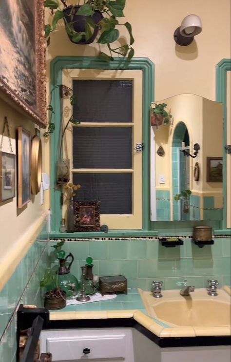 Bathroom Aesthetic Boho, Maximalism Bathroom, Artsy Bathroom, 1980s Bathroom, Whimsical Bathroom, Eclectic Bathroom, Cozy Spaces, Vintage Bathrooms, Future Apartment