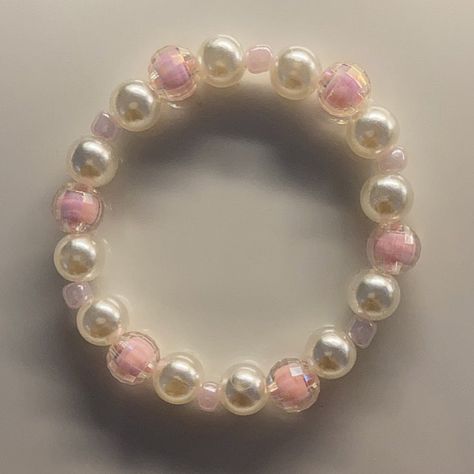 Coquette Bracelets Diy, Beaded Bracelets Coquette, Coquette Bracelet Beads, Pearl Bead Bracelet Ideas, Coquette Beaded Bracelet, Cute Bracelet Designs, Crystal Bead Bracelet Ideas, Pulseras Coquette, Bracelet Ideas Glass Beads