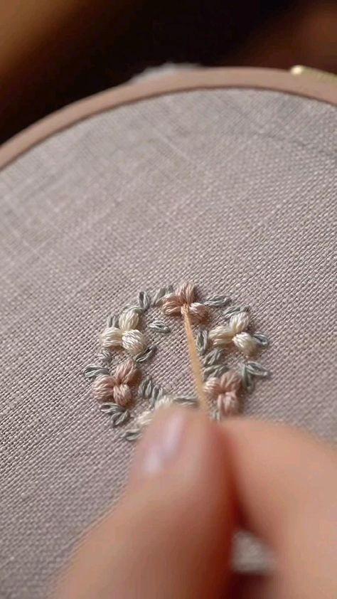 Basic Hand Embroidery Stitches, Simple Hand Embroidery Patterns, Embroidery Lessons, Diy Embroidery Designs, Hand Embroidery Patterns Flowers, Unique Embroidery, Hand Embroidery Videos, Diy Embroidery Patterns, Basic Embroidery Stitches