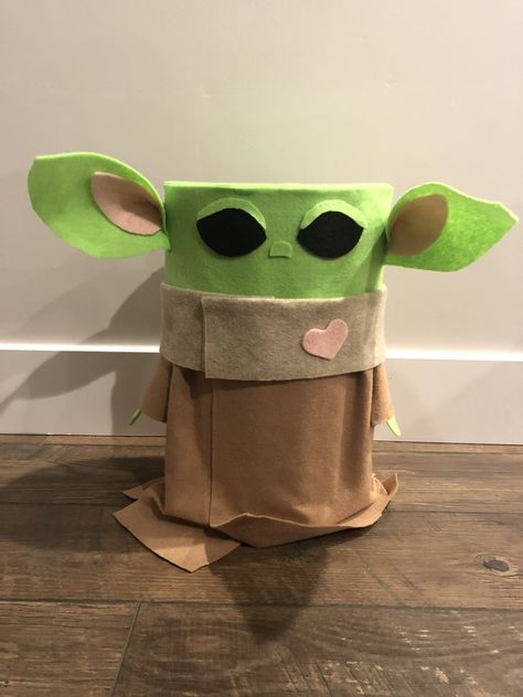 Diy Baby Yoda, Baby Yoda Valentine, Yoda Valentine, Diy Valentines Box, Kids Valentine Boxes, Baby Valentines, Valentine Card Box, Valentine Mailbox, Valentines Gift Box