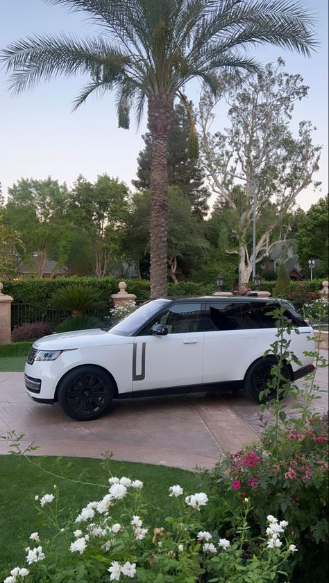 White Range Rover Aesthetic, White Range Rover, Mom Mobile, Range Rover White, Latina Pics, Range Rover Sv, Forest Resort, Car Aesthetics, Alpine House