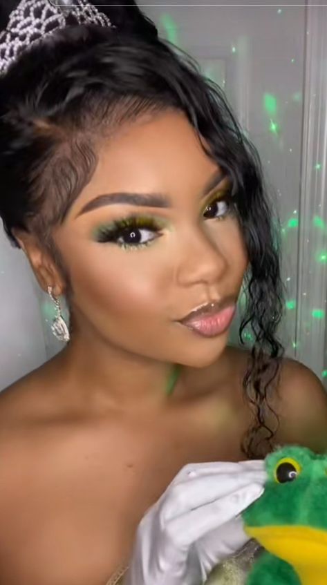 Tiana Makeup Princess, Princess Tiana Inspired Makeup, Tiana Inspired Makeup, Quince Makeup Looks Natural, Princess Tiana Makeup Look, Tiana Makeup Look, Green Quince Makeup, Princess And The Frog Makeup, Princess Tiana Makeup