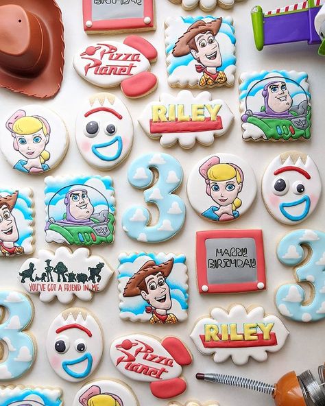 You've got a friend in me ☁️☁️☁️ Toy Story Cookies 3rd Birthday, Toy Story Cookies, Three Birthday, Toy Story Baby, Girls 3rd Birthday, Cookie Decoration, Toy Story Theme, Second Birthday Ideas, Story Birthday