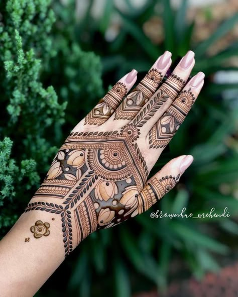 When it comes to getting your hands stained with henna, the 2021 brides-to-be will accept nothing short of the most beautiful and exquisite bridal Mehndi design. Here are some of the trendiest bridal mehendi designs! Back Hand Mehndi Designs Simple Unique, Simple Unique Mehndi Designs, Mhendi Design Unique Latest, Line Mehendi, Mehendi Design Back Hand, Mehendi Design Back, Mehndi Design Hand, Mehndi Designs Simple Easy, Aesthetic Mehendi