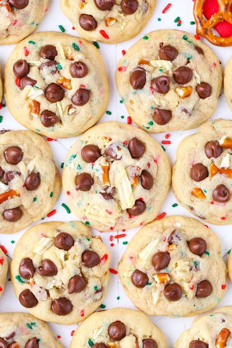 Trash Can Cookies, Trash Cookies, Easy Christmas Cookie Recipes, Easy Holiday Recipes, Holiday Dessert Recipes, Christmas Cookies Easy, Christmas Tree Cookies, Sweet Cookies, Cookies Recipes