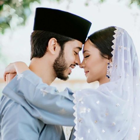 Malay Wedding Photography Poses, Malay Wedding Outdoor, Malay Wedding Photoshoot, Malay Wedding Pose, Classic Malay Wedding, Traditional Malay Wedding Dress, Malay Wedding Photography, Melayu Wedding, Malay Wedding Dress