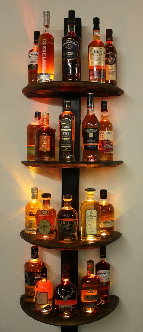 Whiskey Regal neu Interpretiert Whiskey Bar At Home, Whiskey Display Ideas Home, Whiskey Home Bar, Whiskey Shelf Ideas, Alcohol Display Home, Whiskey Display Ideas, Whisky Bar Home, Home Whiskey Bar, Whisky Regal