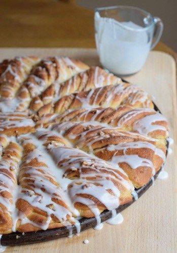 Maple Pecan Coffee Cake Twists. An updated version of vintage Maple-Nut Coffee Twists - GritsAndGouda.com Maple Twists Recipe, Cofee Cake, Cinnamon Bun Cake, Pecan Coffee Cake, Maple Recipes, Maple Syrup Recipes, Nut Rolls, Cinnamon Recipes, Maple Pecan