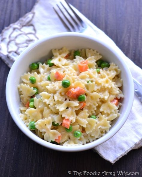 Simple Creamy Pasta, Creamy Pasta With Peas, Carrots Recipe Healthy, Peas And Carrots Recipe, Veggie Pasta Recipes, Carrot Pasta, Creamy Peas, Pasta With Peas, Peas And Carrots