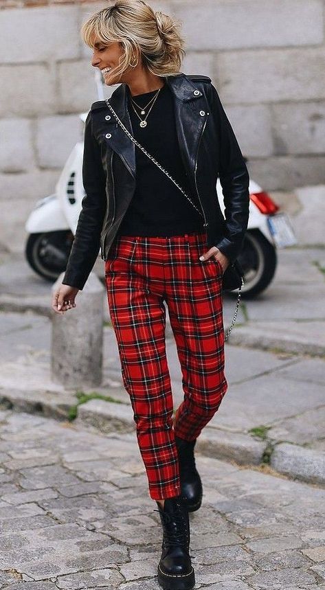 Red Plaid Pants Outfit, Rachel Outfits, Maroon Pants Outfit, Plaid Pants Outfit, Áo Blu, Red Plaid Pants, Plaid Jeans, Maroon Pants, Tartan Pants