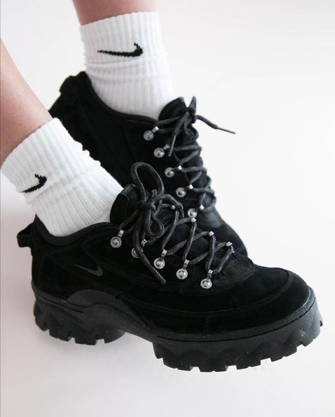 black platform sneaker hiking shoe platform Oxford black platform shoes 90s Grungecore Shoes, Aesthetic Platform Sneakers, Platform Hiking Boots, Men Platform Boots, Aesthetic Hiking Shoes, Black Hiking Shoes, Nike Lahar Low Outfit, Grunge Shoes Sneakers, Oxford Shoes Aesthetic