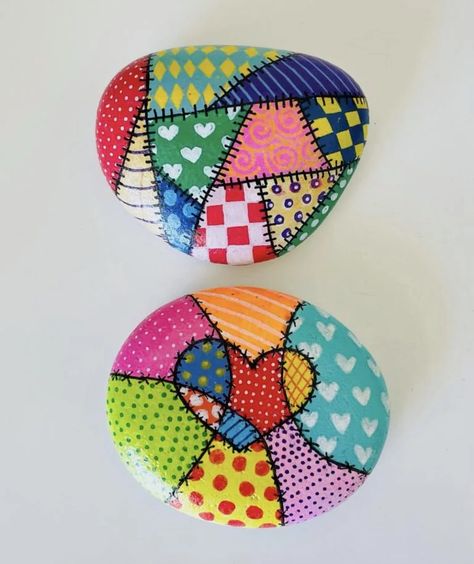 20 Valentine's Day Rock Painting Ideas Easy Painted Rocks, Ladybug Rocks, Tattoo Plant, Garden Rock Art, Diy Rock Art, Mandala Rock Art, Rock Painting Ideas, Stone Art Painting, Pottery Painting Designs