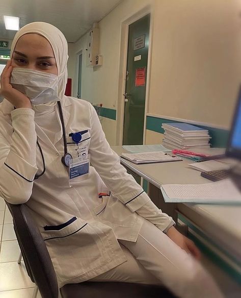 Hijabi Nurse Aesthetic, Muslim Doctor Woman, Hijab Scrubs, Hijabi Doctor Outfit, Hijab Types, Nursing Aesthetic, Scrubs Fashion, Medical Intern, Medical Things