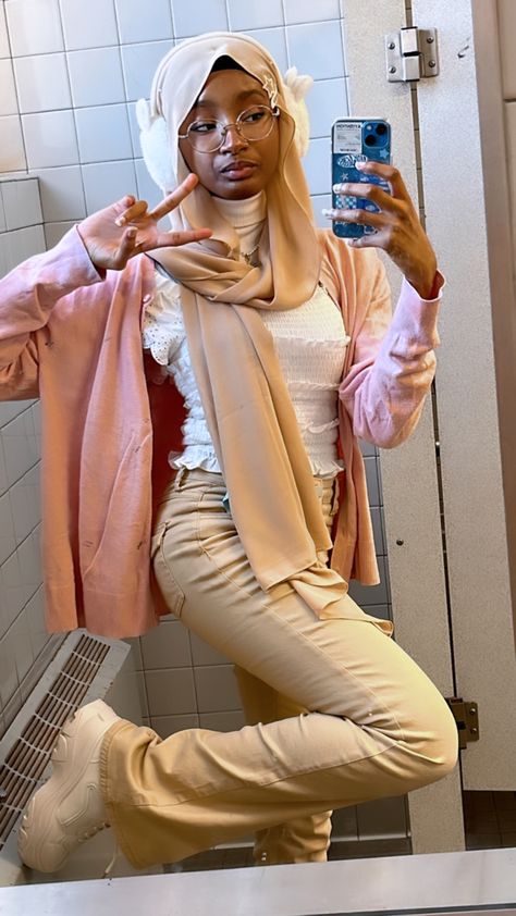 Hijab Christian, Girly Hijabi Outfits, Hijab School Outfit, Earthy Hijabi, Soft Hijabi Aesthetic, Aesthetic Hijabi Girl, Coquette Muslim Outfit, Pretty Hijabi Girl, Modest Fits Aesthetic Hijabi