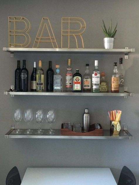 13 apartment decoration ideas you can easily copy! Get this kitchen bar idea, DIY apartment bar idea, apartment decoration on a budget, apartment kitchen, college apartment, bar idea kitchen, college decor ideas, apartment hacks  *i do not own this picture. for credit or removal please message me Space Hacks, Apartment Bar, Small Space Hacks, Diy Home Decor For Apartments, Apartment Hacks, Trendy Apartment, Apartment Decoration, College Decor, Cute Dorm Rooms