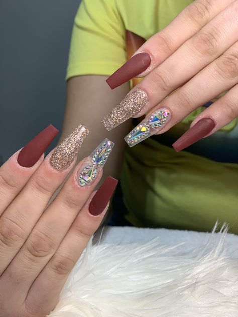 Fall nails with rhinestones Burgundy Gold Nails, Fall Nails With Rhinestones, Nails With Rhinestones, Daisy Nails, Nail Tattoo, Uñas Acrilicas, Toe Nail Designs, Burgundy And Gold, Fall Nails