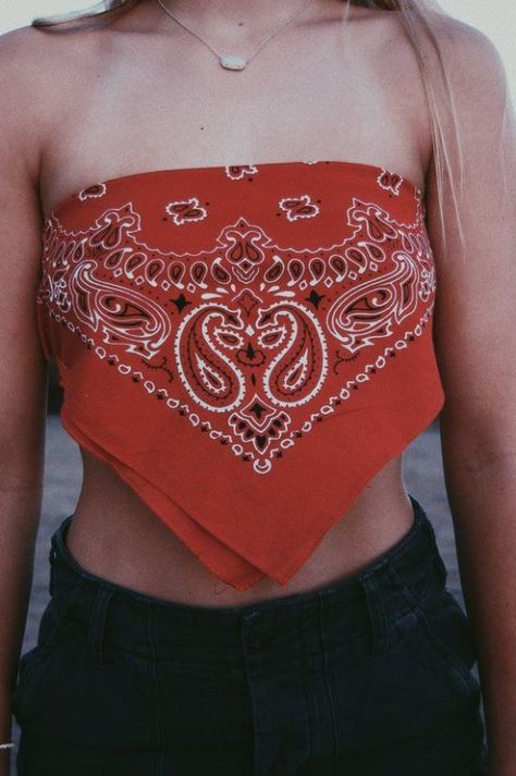 The Best Ways To Wear A Bandanna And Look Great - Society19 Cropped Bandana, Bandana Shirt, Bandana Outfit, Bandana Top, Date Outfit Casual, Red Bandana, 4th Of July Outfits, Summer Fashion Trends, Sweaters And Jeans