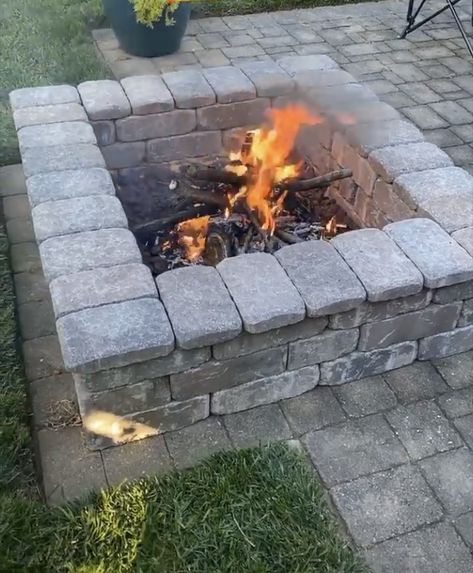 Square Paver Fire Pit, Square Fire Pit Ideas, Pavers Backyard Landscaping Ideas, Paver Fire Pit, Outdoor Fire Pit Area, Fire Pit Seating Area, Outside Fire Pits, Fire Pit Cooking, Brick Fire Pit