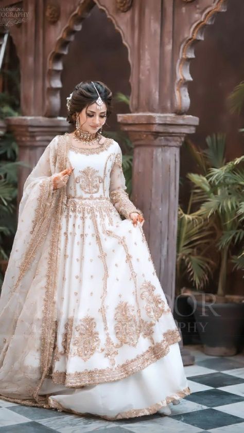 Nikah Outfit, Pakistani Bridal Dress, Nikah Dress, Red Bridal Dress, Beautiful Bridal Dresses, Desi Wedding Dresses, Nikkah Dress, Asian Bridal Dresses, White Bridal Dresses