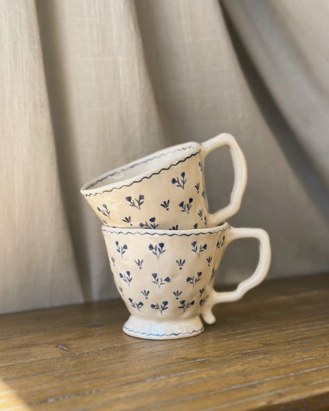 Ceramics Pottery Mugs, Diy Pottery Painting, Pottery Painting Designs, Painted Cups, Pottery Crafts, Diy Pottery, Ceramics Pottery Art, Pottery Cups, Pottery Ceramics