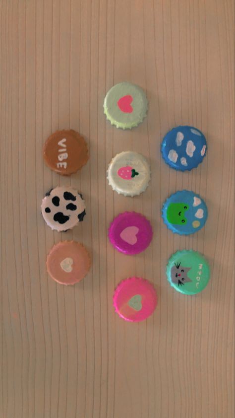 Painted Bottle Cap Pins, Painting On Bottle Caps, Bottle Cap Painting Ideas, Aesthetic Bottle Art, Bottle Cap Painting, Bottle Caps Art, Painted Bottle Caps, Cap Painting, Diy Rock Art