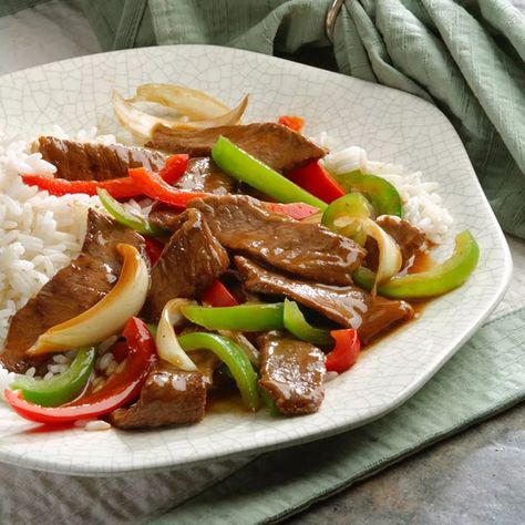 A juicy and delicious stir fry of sliced beef steak and crunchy vegetables in a glossy sauce. Pepper Steak Recipe Easy, Pepper Steak And Rice, Crockpot Pepper Steak, Gooseberry Patch Recipes, Crockpot Stuffed Peppers, Steak And Rice, Pepper Steak Recipe, Venison Recipes, Spicy Beef