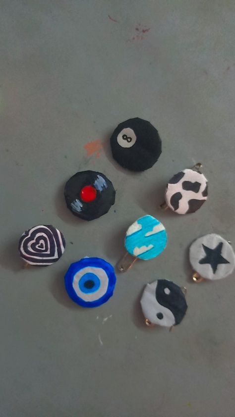 Cute Bottle Cap Pins, Bottle Cap Buttons, How To Make Bottle Cap Pins, How To Make Pins Out Of Bottle Caps, Pin Painting Ideas, Bottle Cap Pins Diy, Diy Pins Ideas, Pin Ideas Button Diy, Bottle Cap Painting