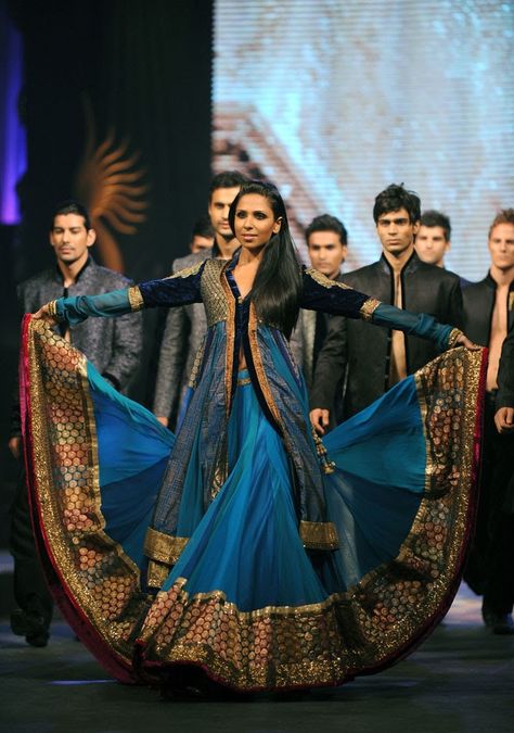 Manish Malhotra Fashion Show Pakistani Sharara, Bridal Sharara, Heavy Lehenga, Hindu Bride, Manish Malhotra, Ghagra Choli, Lakme Fashion Week, Indian Fashion Designers, Indian Attire